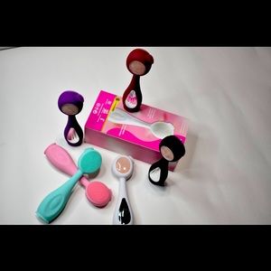 SILICONE FACIAL CLEANSING BRUSH